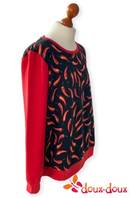 Czerwona bluza z motywem papryczek chili widok z boku
